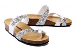 DR. BRINKMANN 700285-92 silber, klapki profilaktyczne damskie. Szare klapki damskie Dr. Brinkmann, bez wzorów, bez obcasa, na koturnie, bez zapięcia. Za 214.90 zł.