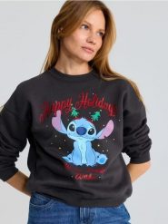 Dresowa bluza crewneck z nadrukiem świątecznym Stitch - szary. Szare bluzy damskie Sinsay, l, bez wzorów, z dresówki, bez kaptura. Za 59.99 zł.
