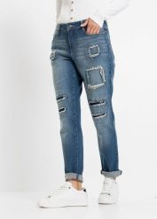 Jeansy o kroj boyfriend, mid waist. Niebieskie jeansy damskie bonprix. Za 179.99 zł.