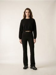 Spodnie flare z wysokim modelującym pasem - czarny. Czarne spodnie sportowe damskie Sinsay, l, bez wzorów, na fitness i siłownię. Za 49.99 zł.