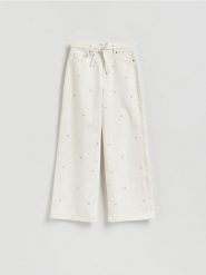 Jeansy wide leg z haftem - biały. Białe jeansy damskie Reserved. Za 159.99 zł.