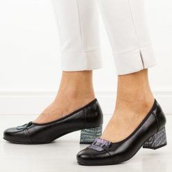 Czarne skórzane czółenka damskie Potocki 19409. Czarne czółenka damskie POTOCKI, bez wzorów, ze skóry, z okrągłym noskiem, bez obcasa, na obcasie. Za 219.00 zł.