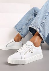 Białe Płaskie Skórzane Sneakersy z Aplikacją Trójkąta Labriene. Białe obuwie sportowe damskie Born2be, bez zapięcia. Za 179.99 zł.