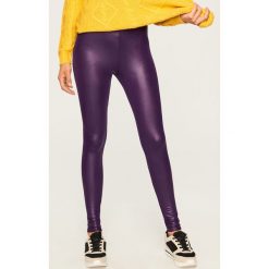 Woskowane legginsy - Fioletowy. Fioletowe legginsy damskie Reserved. W wyprzedaży za 24.99 zł.
