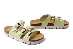 DR. BRINKMANN 700676-71 hellgrun, klapki damskie. Zielone klapki damskie Dr. Brinkmann, bez wzorów, bez obcasa, bez zapięcia. Za 219.90 zł.