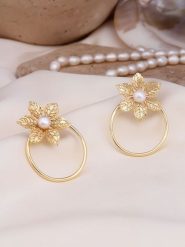 Pierres delicates Pozłacane kolczyki-wkrętki z perłami rozmiar: onesize. Białe kolczyki damskie Pierres delicates, z perłą, pozłacane. Za 78.84 zł.