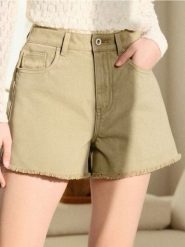 Szorty jeansowe high waist - zielony. Zielone spodenki sportowe damskie Sinsay, l, bez wzorów, z jeansu, z podwyższonym stanem. W wyprzedaży za 24.99 zł.