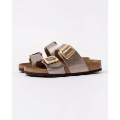 Klapki damskie Birkenstock Arizona. Brązowe klapki damskie Birkenstock, bez wzorów, z materiału, bez obcasa, bez zapięcia. Za 881.00 zł.
