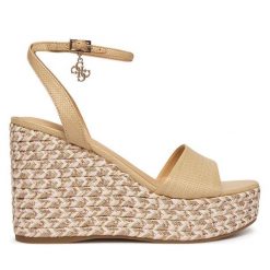 Sandały Guess. Brązowe sandały damskie Guess, z aplikacjami, bez obcasa, na koturnie, bez zapięcia. Za 679.99 zł.