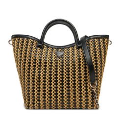 Torebka Guess. Czarne torebki klasyczne damskie Guess, bez dodatków. Za 499.99 zł.