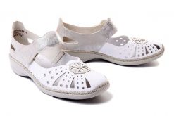 RIEKER 41368-80 white, sandały damskie. Białe sandały damskie Rieker, w ażurowe wzory, bez obcasa, na koturnie, bez zapięcia. Za 173.94 zł.