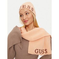 Zestaw Szalik i Czapka Guess. Czerwone czapki damskie Guess, na zimę, z aplikacjami. Za 369.99 zł.