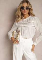 Biała Bluzka z Bawełny Ozdobiona Ażurowymi Haftami i Koronką Cristana. Białe bluzki damskie Renee, m, w ażurowe wzory, z bawełny, eleganckie, bez kołnierzyka, bez ramiączek. Za 99.99 zł.