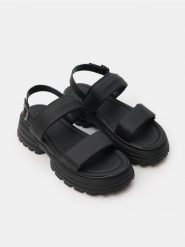 Sandały - czarny. Czarne sandały damskie Sinsay, bez wzorów, bez obcasa, bez zapięcia. Za 69.99 zł.