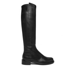 Kozaki Stuart Weitzman. Czarne kozaki damskie Stuart Weitzman, bez obcasa, na płaskiej podeszwie, bez zapięcia. Za 3,669.00 zł.
