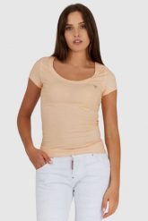 GUESS Brzoskwiniowy t-shirt damski z efektem sprania. Brązowe t-shirty damskie Guess, s, z aplikacjami, z bawełny, bez kołnierzyka. W wyprzedaży za 99.99 zł.