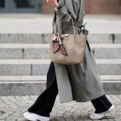 Shopperka z ozdobną wstążką Solier FL35 taupe beżowa. Szare torebki klasyczne damskie Solier, z jeansu, na ramię, bez dodatków. Za 389.00 zł.