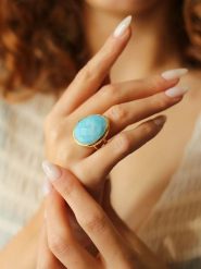 L'Atelier de Gaia Pozłacany pierścionek z opalem rozmiar: onesize. Niebieskie pierścionki damskie L'Atelier de Gaia, z opalem, pozłacane. Za 39.99 zł.