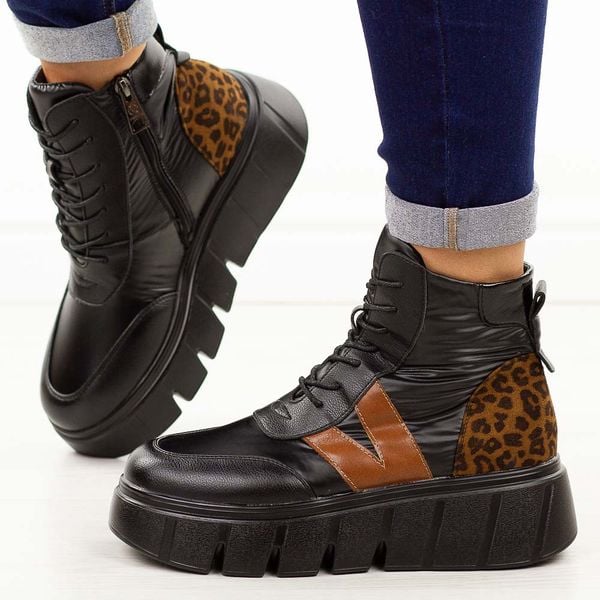 Czarne botki damskie na platformie Vinceza 58562. Czarne botki damskie VINCEZA, na jesień, z dzianiny, eleganckie, z okrągłym noskiem, bez obcasa, na platformie, bez zapięcia. W wyprzedaży za 222.74 zł.