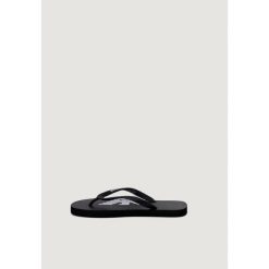 Japonki Kobieta EMPORIO ARMANI CONNECTED UNISEX swimwear. Czarne klapki damskie Emporio Armani Connected, bez wzorów, bez obcasa, bez zapięcia. W wyprzedaży za 212.75 zł.