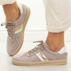 Beżowe skórzane półbuty damskie Vinceza 79601. Brązowe półbuty damskie VINCEZA, na jesień, bez wzorów, z jeansu, bez obcasa, na płaskiej podeszwie, bez zapięcia. Za 219.00 zł.