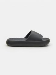 Piankowe klapki - czarny. Czarne klapki damskie Sinsay, bez wzorów, bez obcasa, bez zapięcia. Za 29.99 zł.