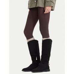 Kozaki Beverly Hills Polo Club. Czarne kozaki damskie Beverly Hills Polo Club, bez obcasa, na płaskiej podeszwie, bez zapięcia. Za 299.99 zł.