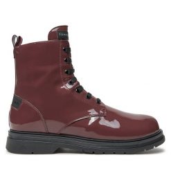 Botki Tommy Hilfiger. Czerwone botki damskie Tommy Hilfiger, bez obcasa, na płaskiej podeszwie, bez zapięcia. Za 499.99 zł.