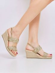 Bellucci Sandały w kolorze złotym na koturnie rozmiar: 36. Żółte sandały damskie Bellucci, bez wzorów, z otwartym noskiem, bez obcasa, na koturnie, bez zapięcia. Za 104.99 zł.