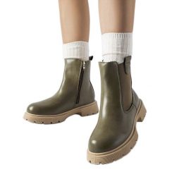 Zielone botki na beżowej podeszwie Giacinta. Zielone botki damskie eleganckie, bez obcasa, na obcasie, bez zapięcia. Za 93.87 zł.