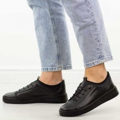 Czarne skórzane półbuty damskie T.Sokolski w26-151. Czarne półbuty damskie Sokolski, na jesień, bez wzorów, z jeansu, z okrągłym noskiem, bez obcasa, na płaskiej podeszwie, bez zapięcia. Za 299.00 zł.