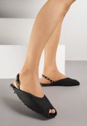 Czarne Sandały Ozdobione Plecionką i Aplikacjai Hellia. Czarne sandały damskie Born2be, z aplikacjami, z jeansu, bez obcasa, na płaskiej podeszwie, bez zapięcia. Za 109.99 zł.