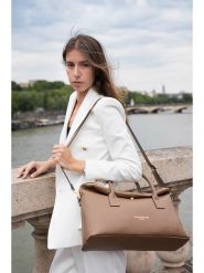 Maison héritage PARIS Skórzana torebka "Karen" w kolorze beżowym - 41 x 25 x 14 cm rozmiar: onesize. Brązowe torebki klasyczne damskie maison héritage PARIS, z materiału, przez ramię, bez dodatków. Za 417.70 zł.