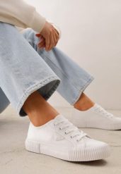 Białe Trampki VICES na Żłobionej Platformie Zdobione Trójkątną Aplikacją Lorerina. Białe trampki damskie Renee, z aplikacjami, z materiału, bez zapięcia. Za 69.99 zł.