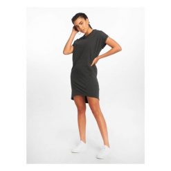 Damska sukienka t-shirtowa Urban Classics Agung. Szare sukienki damskie Urban Classics, bez wzorów, sportowe, bez ramiączek. Za 175.50 zł.