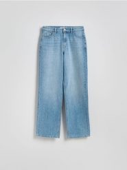 Jeansy straight z ozdobnymi aplikacjami - niebieski. Niebieskie jeansy damskie Reserved. W wyprzedaży za 109.99 zł.