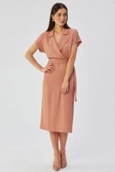 Elegancka sukienka ołówkowa z kołnierzem różana. Czerwone sukienki damskie Stylove, bez wzorów, biznesowe, bez ramiączek. Za 349.00 zł.