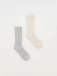Skarpetki z domieszką wełny 2 pack - kremowy. Białe skarpetki damskie Reserved, bez wzorów, z wełny. W wyprzedaży za 35.99 zł.