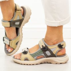 Szare skórzane sandały damskie Unisoft 18-56. Szare sandały damskie Unisoft, bez wzorów, z materiału, bez obcasa, na płaskiej podeszwie, bez zapięcia. Za 219.00 zł.