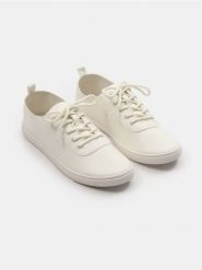 Trampki z imitacji skóry - biały. Białe trampki damskie Sinsay, bez wzorów, ze skóry, bez zapięcia. Za 29.99 zł.