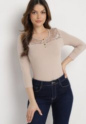 Beżowa Bawełniana Bluzka z Ozdobnymi Napami i Wstawką z Koronki Betolia. Brązowe bluzki damskie Born2be, uniwersalny, bez wzorów, z bawełny, eleganckie, bez kołnierzyka, bez ramiączek. Za 69.99 zł.