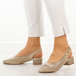 Beżowe czółenka damskie na obcasie Jezzi asa200-18. Brązowe czółenka damskie Jezzi, w ażurowe wzory, ze skóry, z okrągłym noskiem, bez obcasa, na obcasie. Za 199.00 zł.