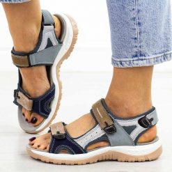 Granatowe 1 skórzane sandały damskie T.Sokolski 665. Niebieskie obuwie sportowe damskie Sokolski, bez wzorów, z jeansu, bez obcasa, na płaskiej podeszwie, bez zapięcia. Za 199.00 zł.