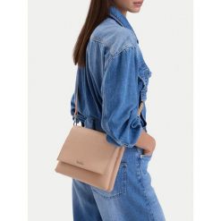 Torebka DeeZee. Brązowe listonoszki damskie DeeZee, bez wzorów, bez dodatków. Za 129.99 zł.