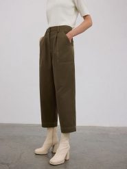 BGN Spodnie w kolorze oliwkowym rozmiar: 38. Brązowe spodnie materiałowe damskie BGN, bez wzorów, z materiału. Za 95.69 zł.