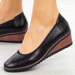 Czarne czółenka damskie na koturnie Potocki 12653. Czarne czółenka damskie POTOCKI, bez wzorów, z jeansu, bez obcasa, na koturnie. Za 179.00 zł.
