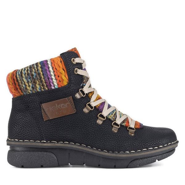 Trzewiki Rieker. Czarne botki damskie Rieker, bez obcasa, na płaskiej podeszwie, bez zapięcia. Za 369.99 zł.