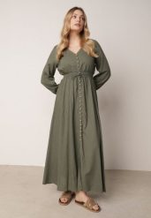 Zielona Rozkloszowana Sukienka z Lnem i Wiskozą Zdobiona Guzikami Maitiella. Zielone sukienki damskie Born2be, z aplikacjami, z wiskozy, eleganckie, bez ramiączek. Za 199.99 zł.