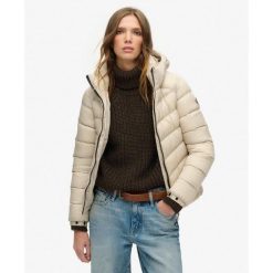Damska kurtka z kapturem Superdry Everest. Brązowe kurtki damskie Superdry, bez wzorów, z puchu, z kapturem. W wyprzedaży za 440.70 zł.