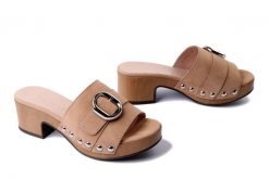 WONDERS D-8852-P sand, klapki damskie. Brązowe klapki damskie Wonders, bez wzorów, bez obcasa, bez zapięcia. Za 471.92 zł.